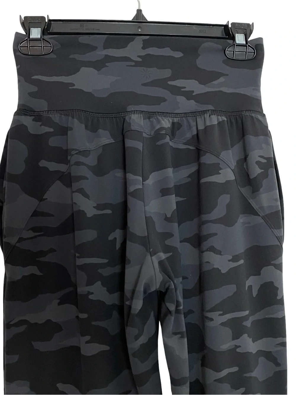 Athleta Salutation Camo Jogger Womens Size XS Black Gray Ankle Crop Pockets Grey